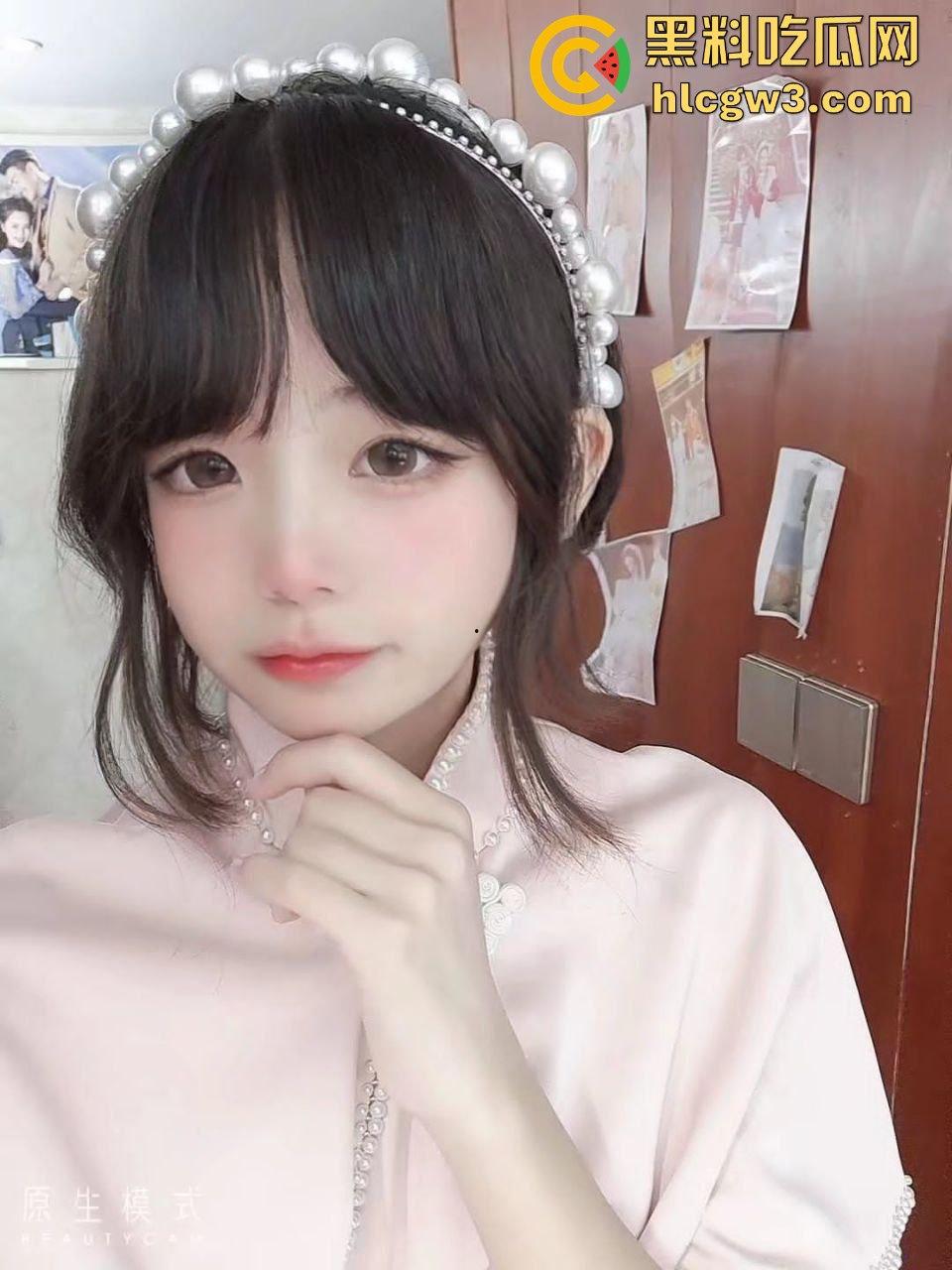 推特极品JK萝莉妹『斜眼龙王』裸拍福利流出 宿舍戴项圈比耶吐舌 这颜值清纯却骚到爆 删号退圈已绝版！-5