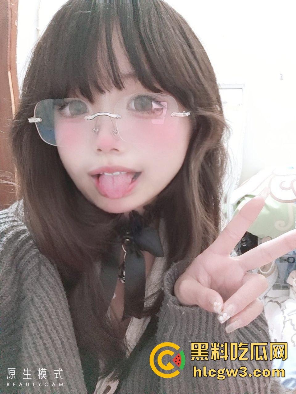 推特极品JK萝莉妹『斜眼龙王』裸拍福利流出 宿舍戴项圈比耶吐舌 这颜值清纯却骚到爆 删号退圈已绝版！-7