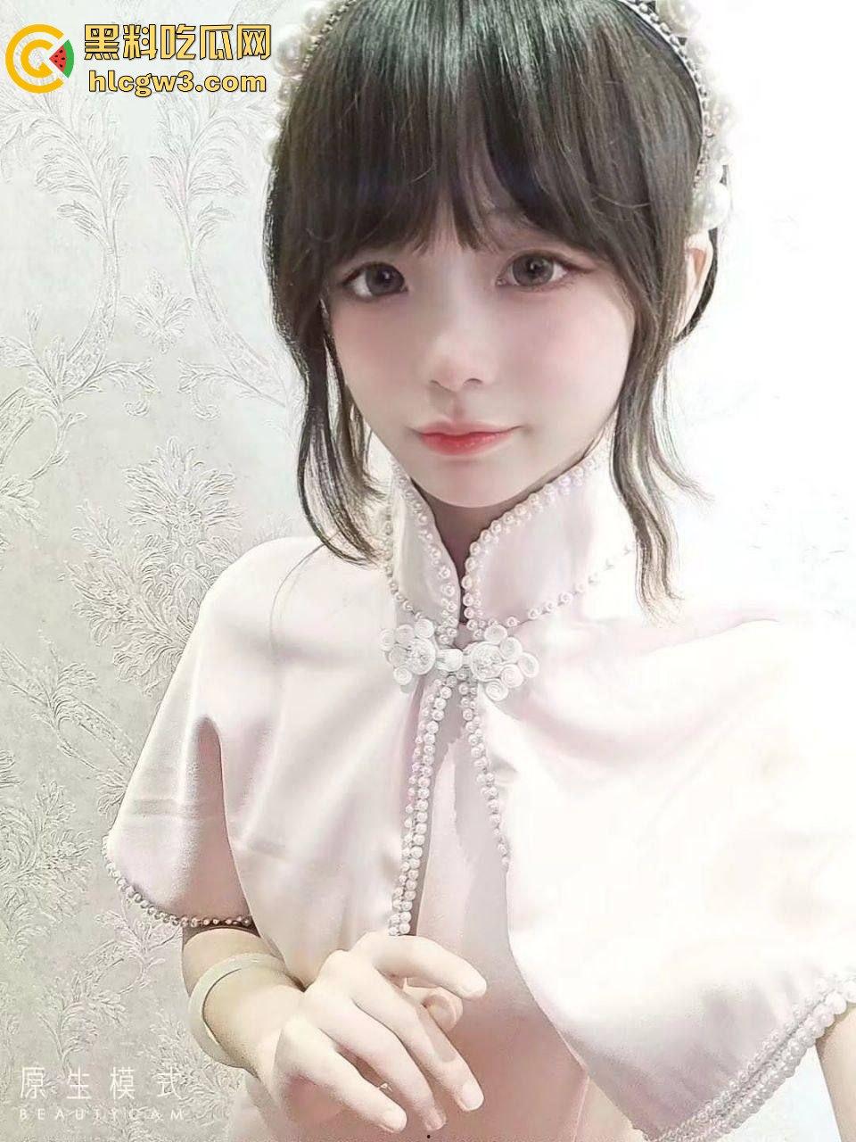 推特极品JK萝莉妹『斜眼龙王』裸拍福利流出 宿舍戴项圈比耶吐舌 这颜值清纯却骚到爆 删号退圈已绝版！-11