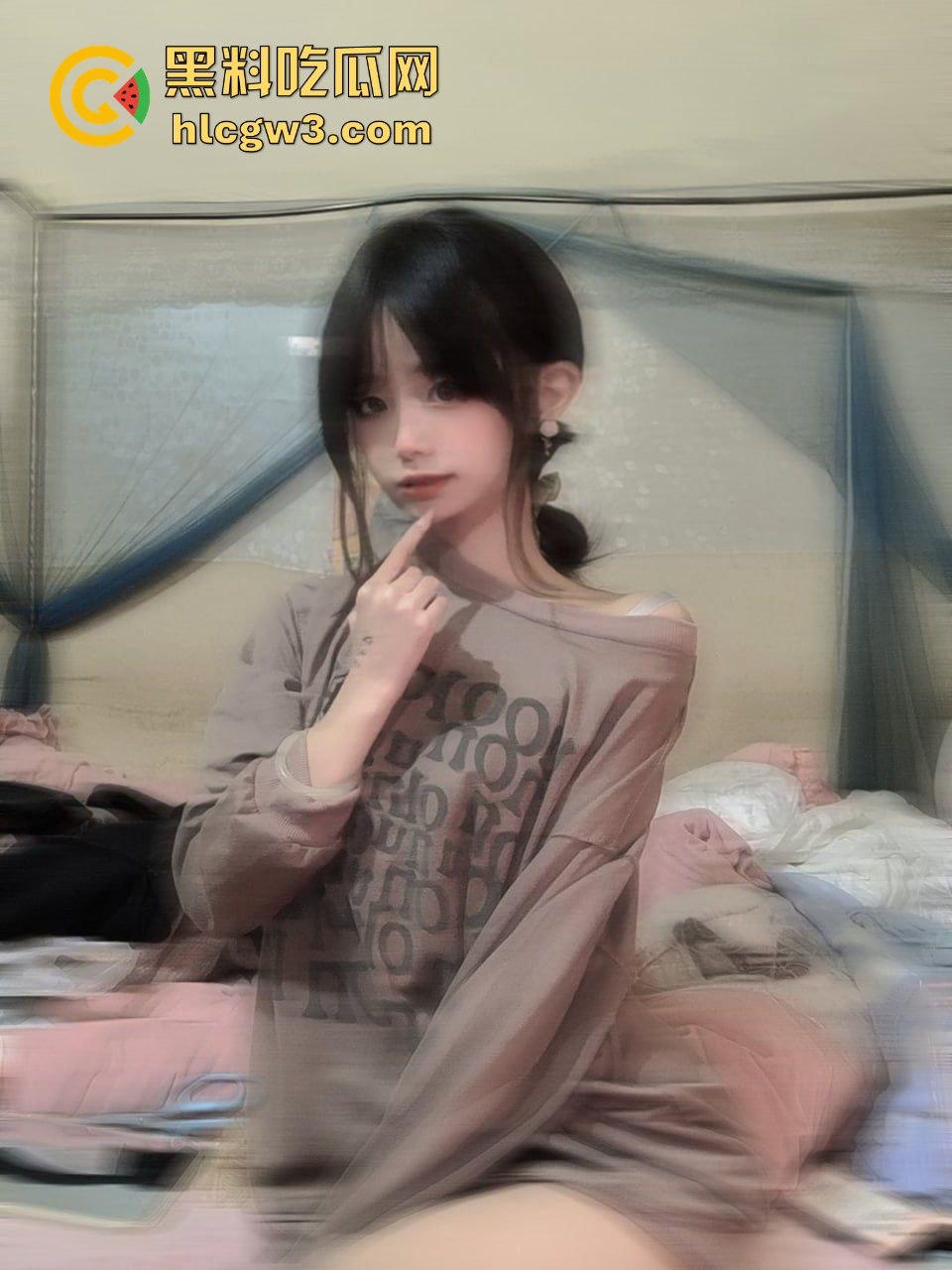 推特极品JK萝莉妹『斜眼龙王』裸拍福利流出 宿舍戴项圈比耶吐舌 这颜值清纯却骚到爆 删号退圈已绝版！-18