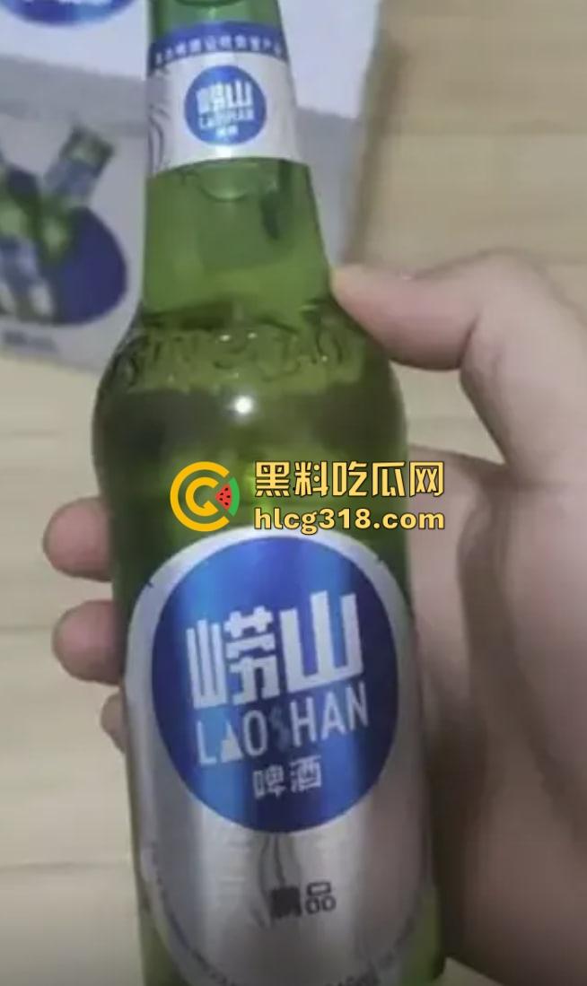 崂山女子玩真心话大冒险，啤酒瓶当场塞逼骚穴插到湿透，崂山啤酒成新玩具，崂山啤酒原来还能这样用！-3