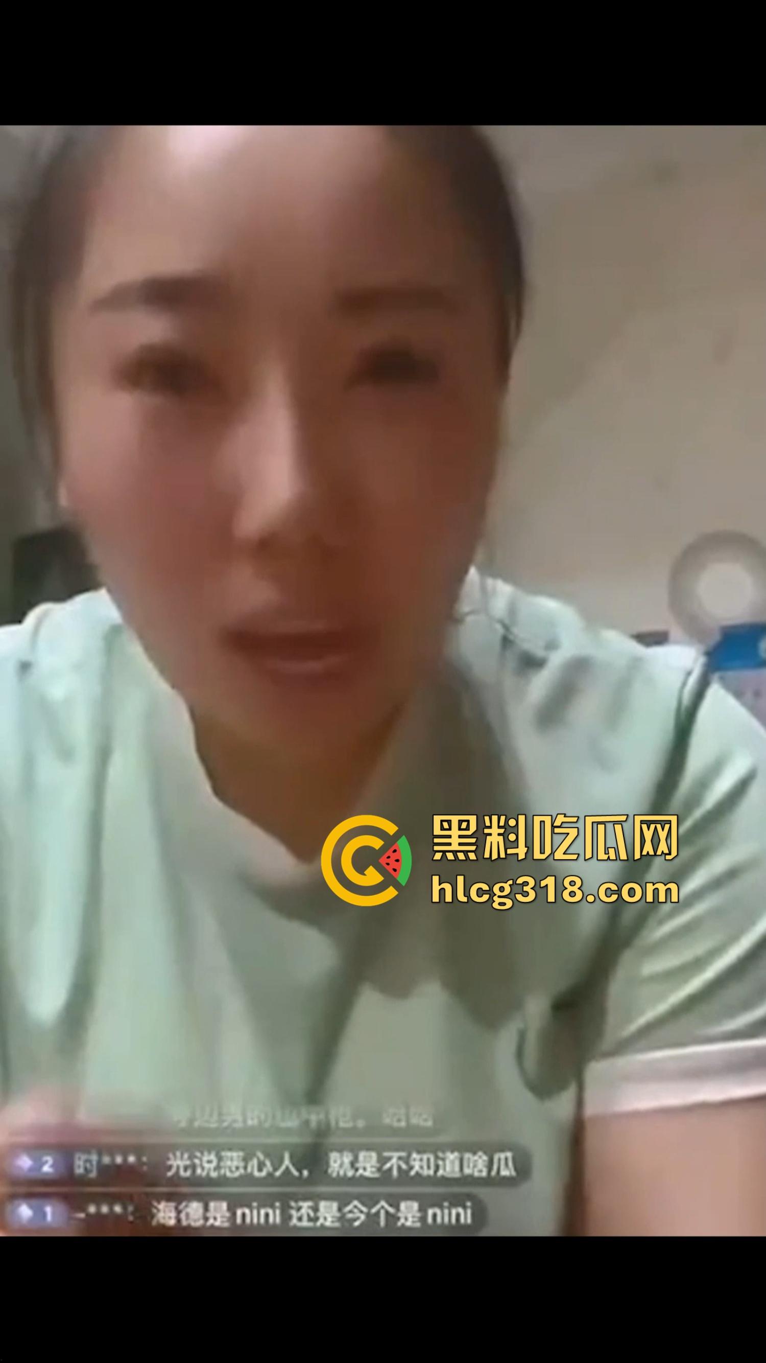 崂山女子玩真心话大冒险，啤酒瓶当场塞逼骚穴插到湿透，崂山啤酒成新玩具，崂山啤酒原来还能这样用！-6