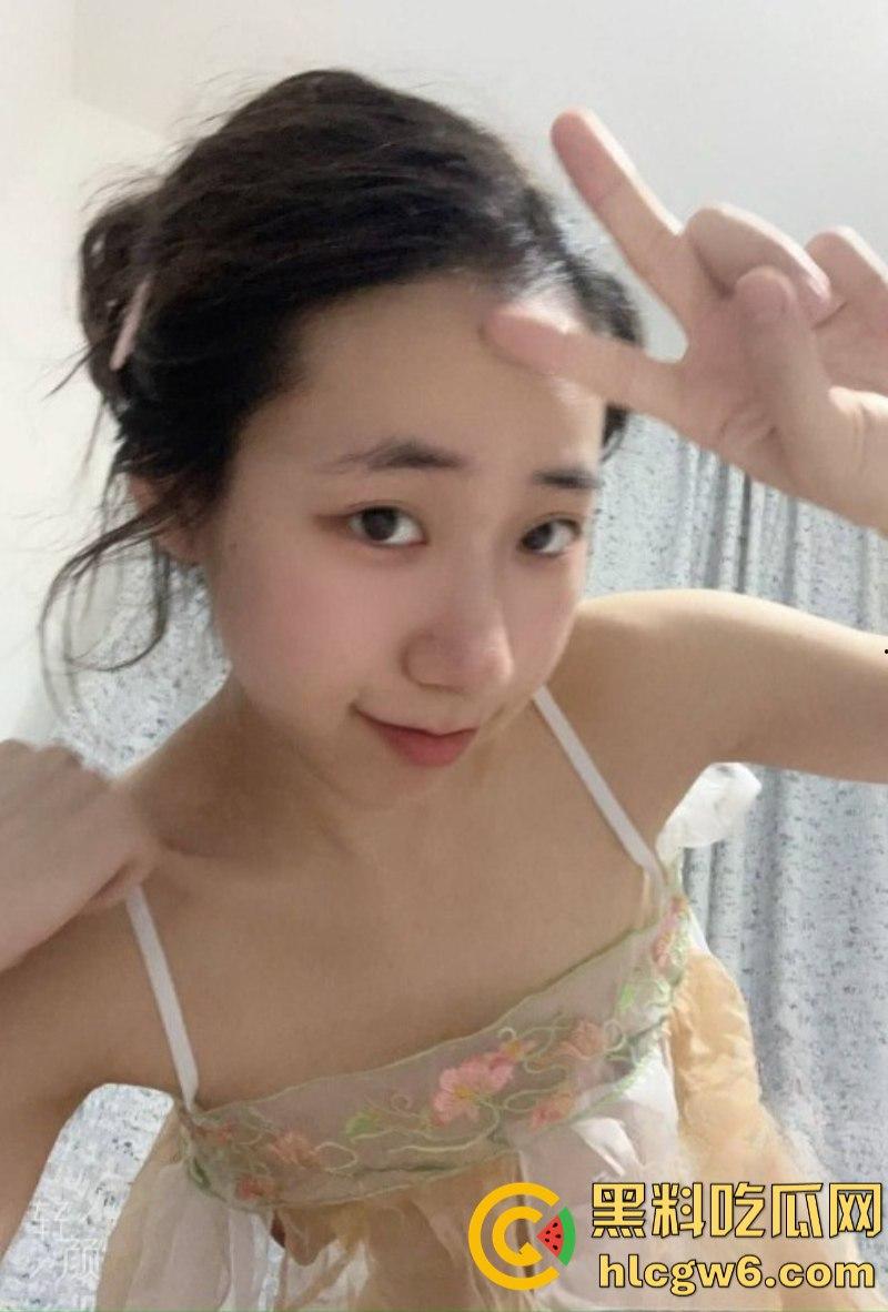 重庆长江师范学院舞蹈生【曹雪灵】自拍发骚视频被男友曝光！酒店镜前展示苗条身材和完美马甲线！-4