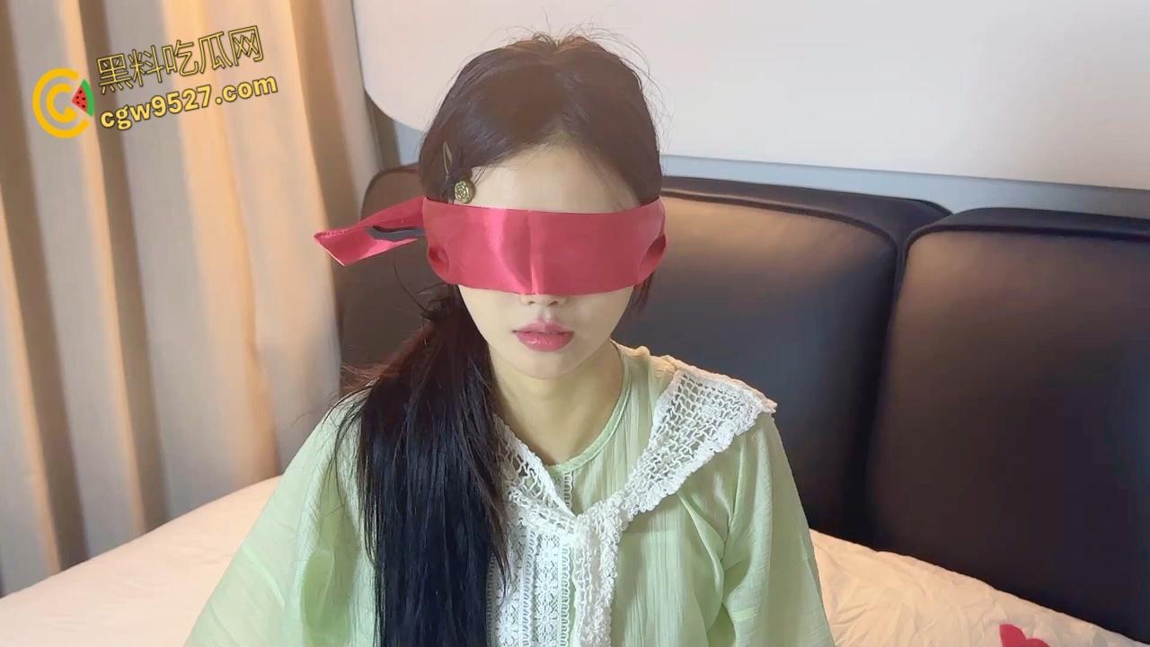 极品女神【晚晚】，汉服半解露出白皙美乳，蒙眼深喉调教，观音坐莲骑乘大屌，疯狂榨精内射 !-1