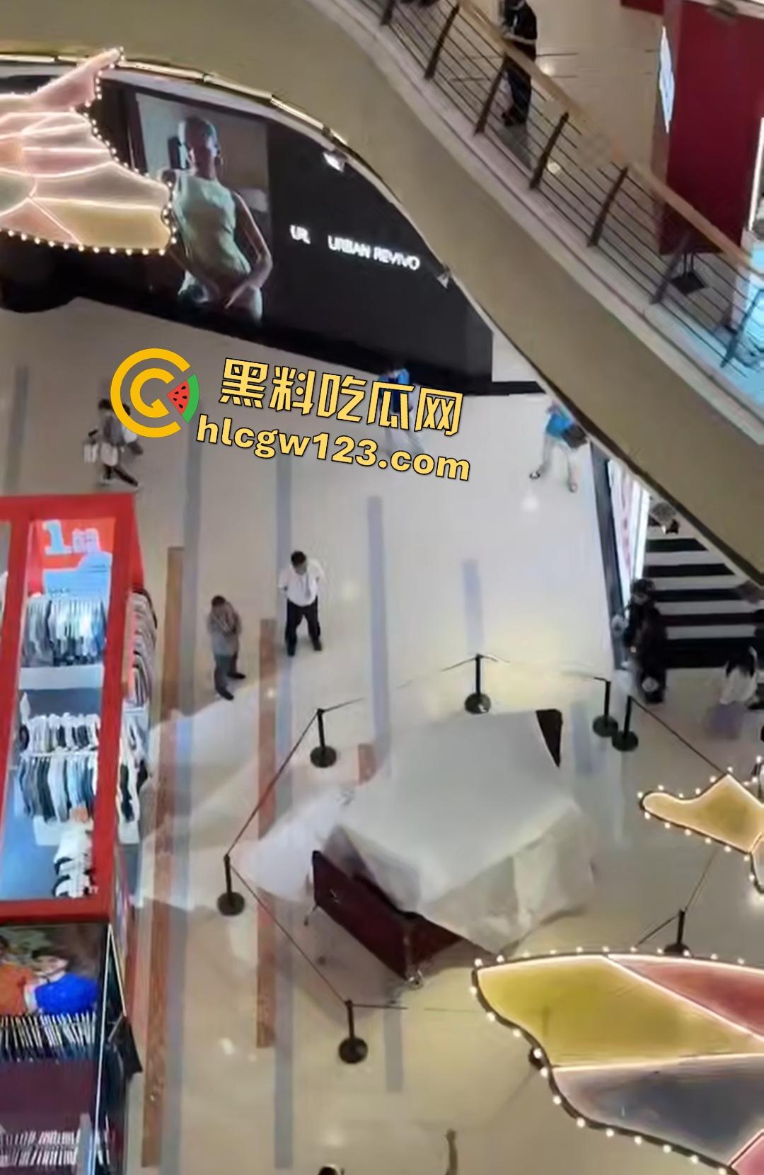 扬州京华城26岁女孩为茶颜悦色跳楼自杀！因男友买蜜雪冰城崩溃，男友终于解脱了！-2