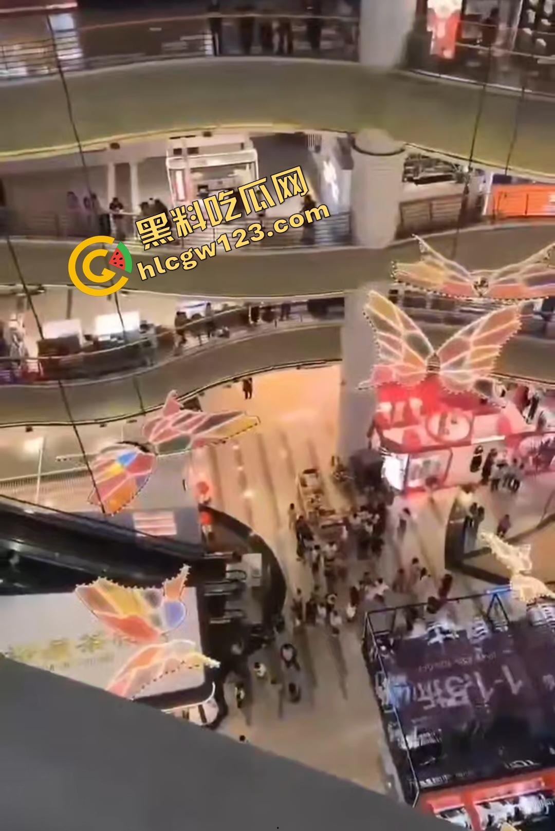 扬州京华城26岁女孩为茶颜悦色跳楼自杀！因男友买蜜雪冰城崩溃，男友终于解脱了！-4