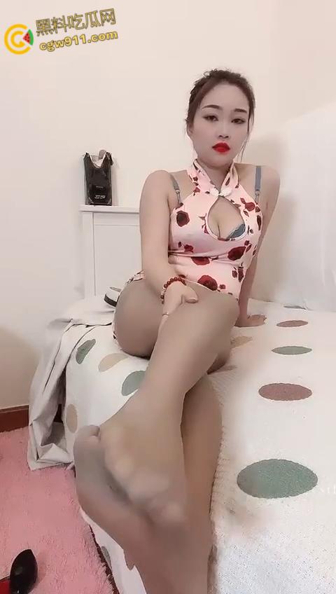 快手御姐网红【曾妹老板娘】，与榜一大哥裸聊视频流出，丰满翘臀自摸浪叫，反差骚浪令你欲火焚身！-2