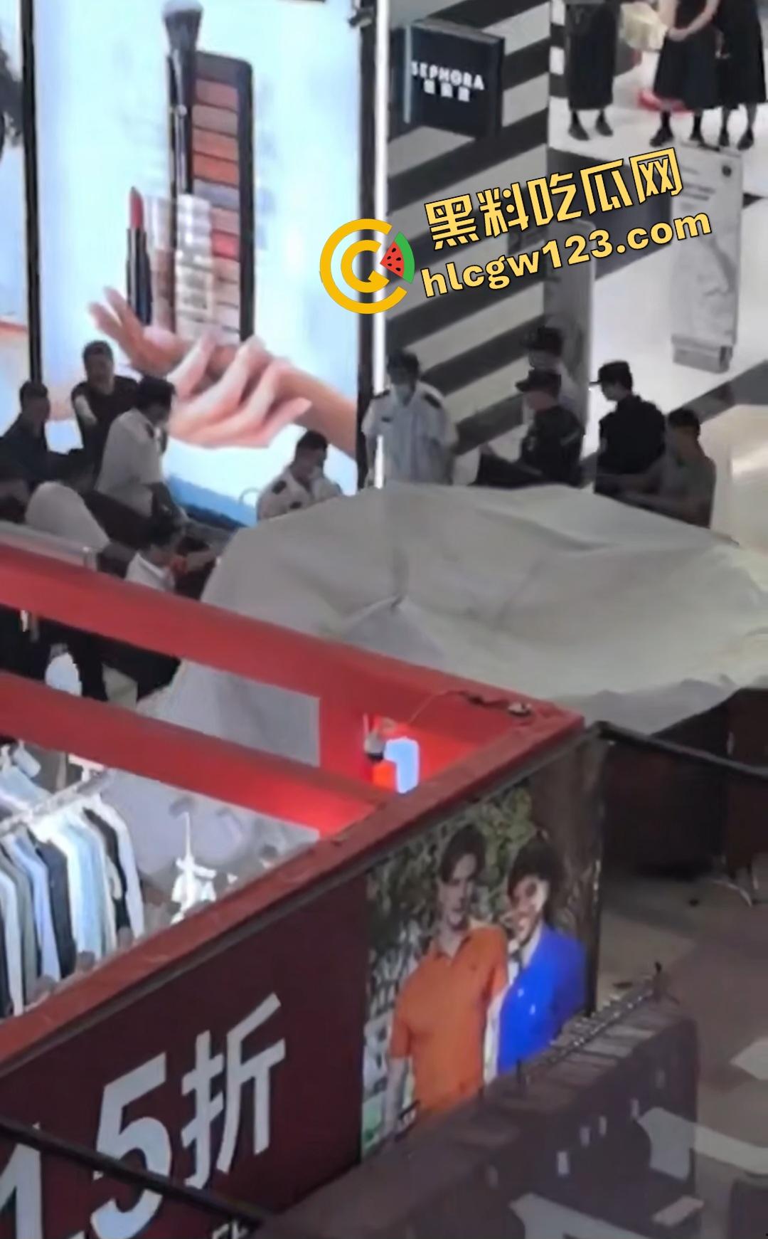 扬州京华城26岁女孩为茶颜悦色跳楼自杀！因男友买蜜雪冰城崩溃，男友终于解脱了！-6