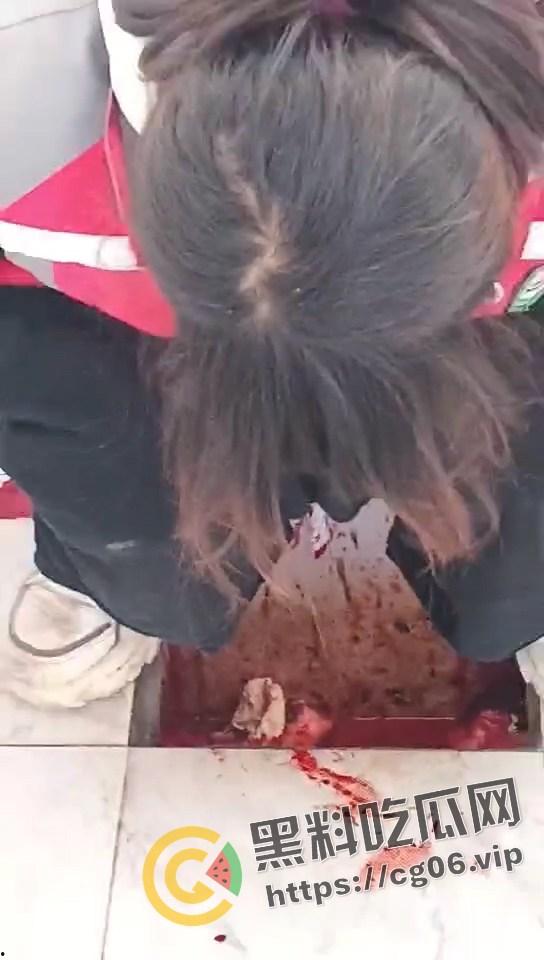 陕西咸阳旬邑县职田中学女生厕所生娃!跟拉屎一样直接拉出来 满地血浆 小孩估计早没气了 真的是地狱开局了-5