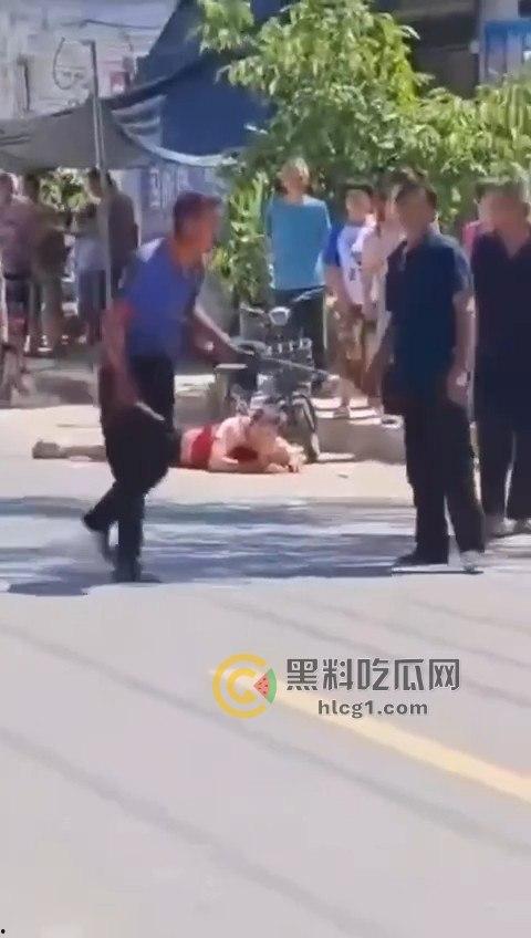 江苏五旬富豪老头酒驾开奔驰迈巴赫,主干道疯狂撞飞十几人,现场惨烈堪比大片!-3