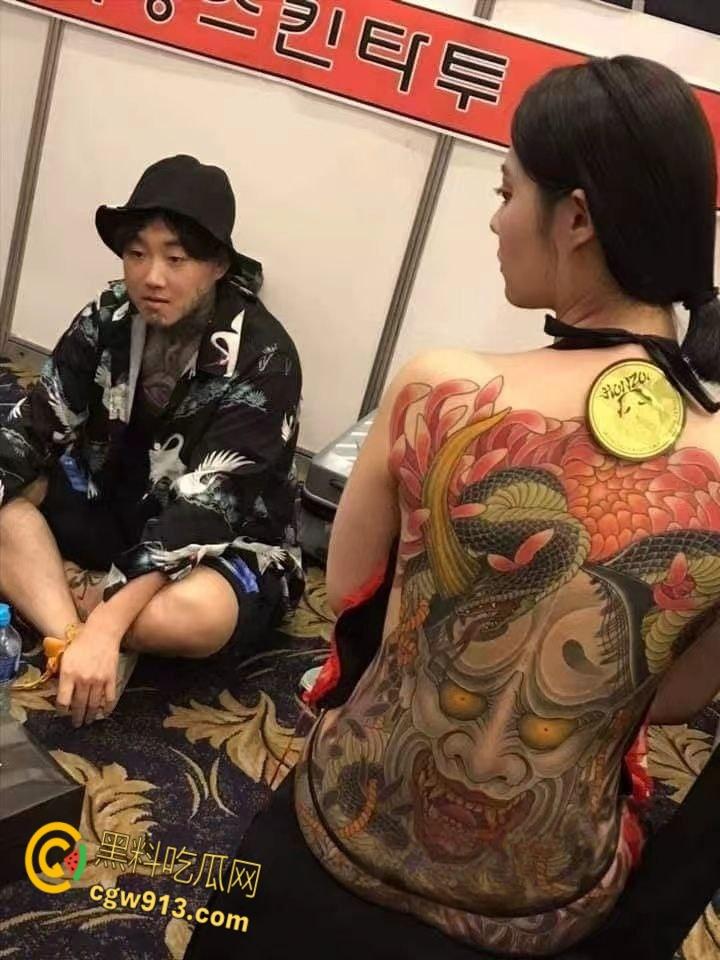 纹身展全裸欣赏纹身小妹，展现好女孩风采，创意胆大纹身设计，揭开艺术圈新星的独特魅力！-6