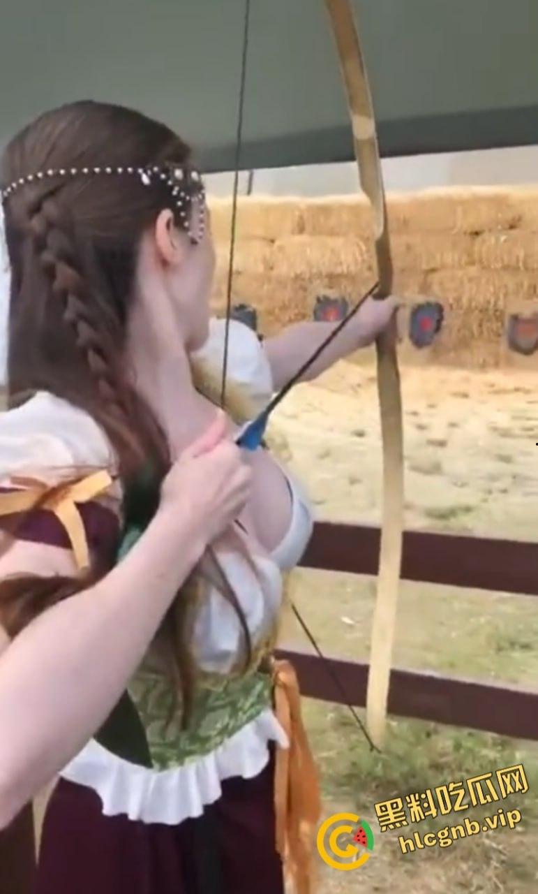 又见新“运动媛”引争议：明为射箭 实钓鱼？-3