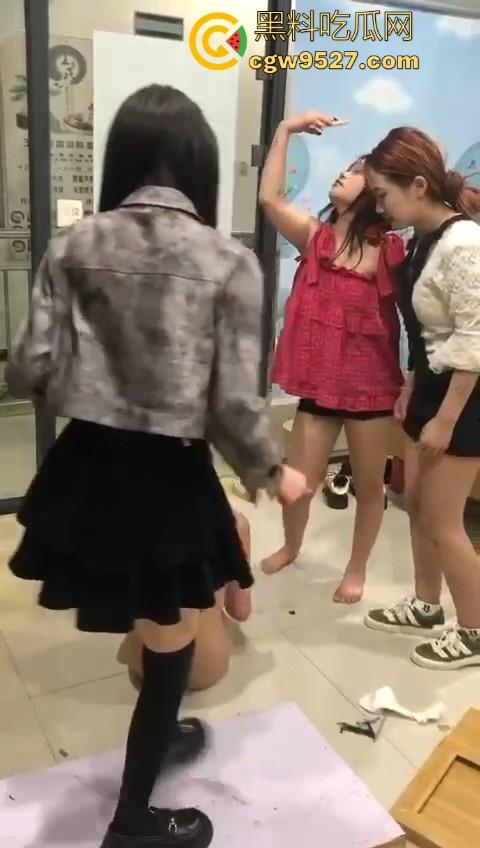 广西精神小妹霸凌，真歹毒啊把衣服脱光狠狠围起来抽打，直接把门板都拆了往其身上丢，真歹毒！-8