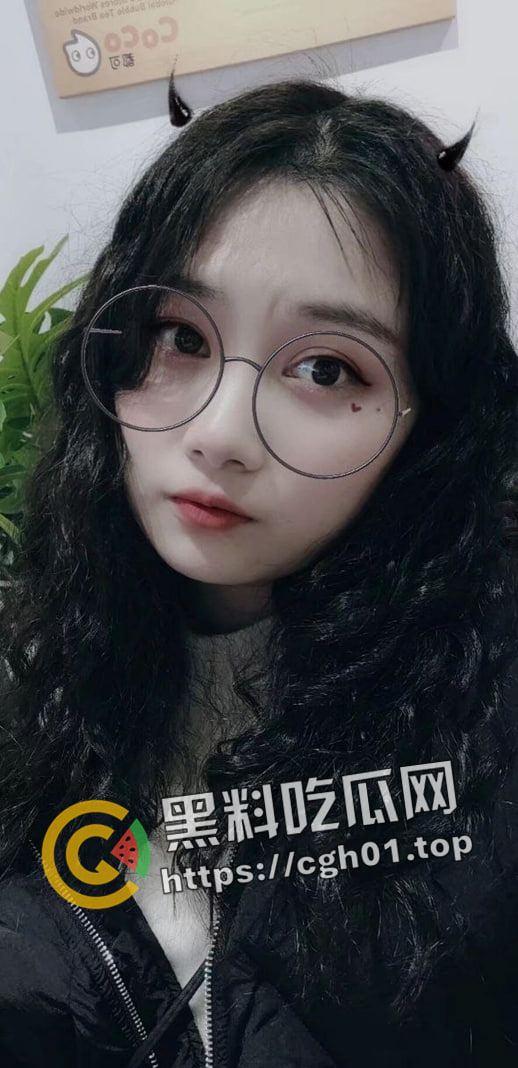 广州少妇【刘芸清】婚内欲求不满 寂寞难耐的骚母狗  小穴胶粘的自拍发给网友遭流出-5