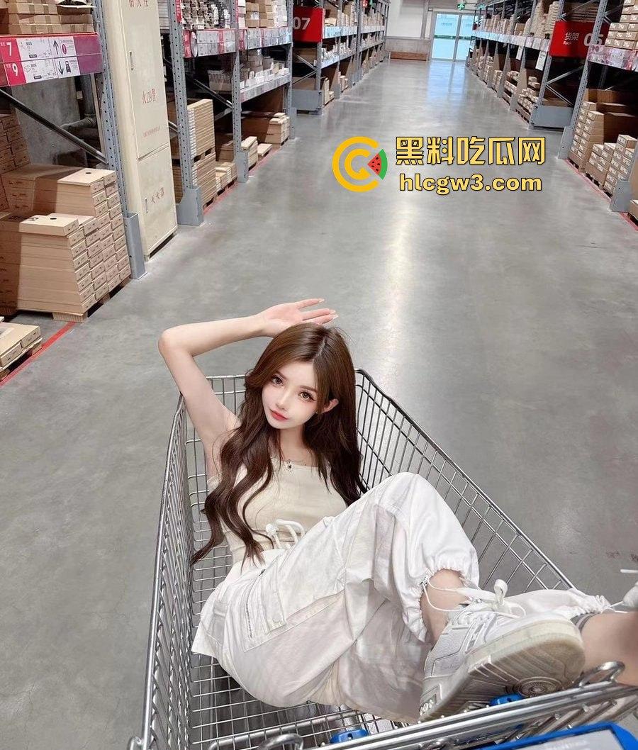 上海极品TS『刘依依』美到让直男怀疑人生 这颜值炸裂打破次元壁 上半身绝杀 你敢认是TS吗？-4