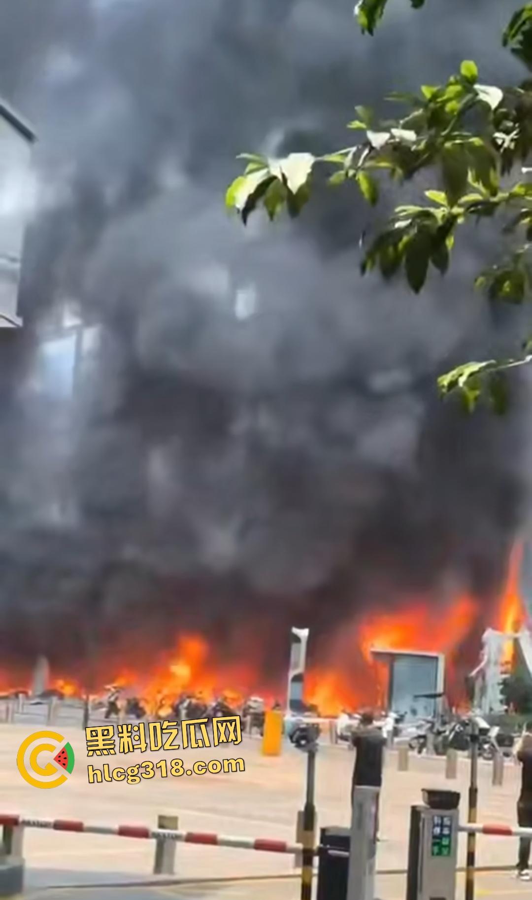 重庆九龙坡摩托车停放点炸翻天！熊孩子鞭炮炸油箱引发大火，火海吞百车！-5