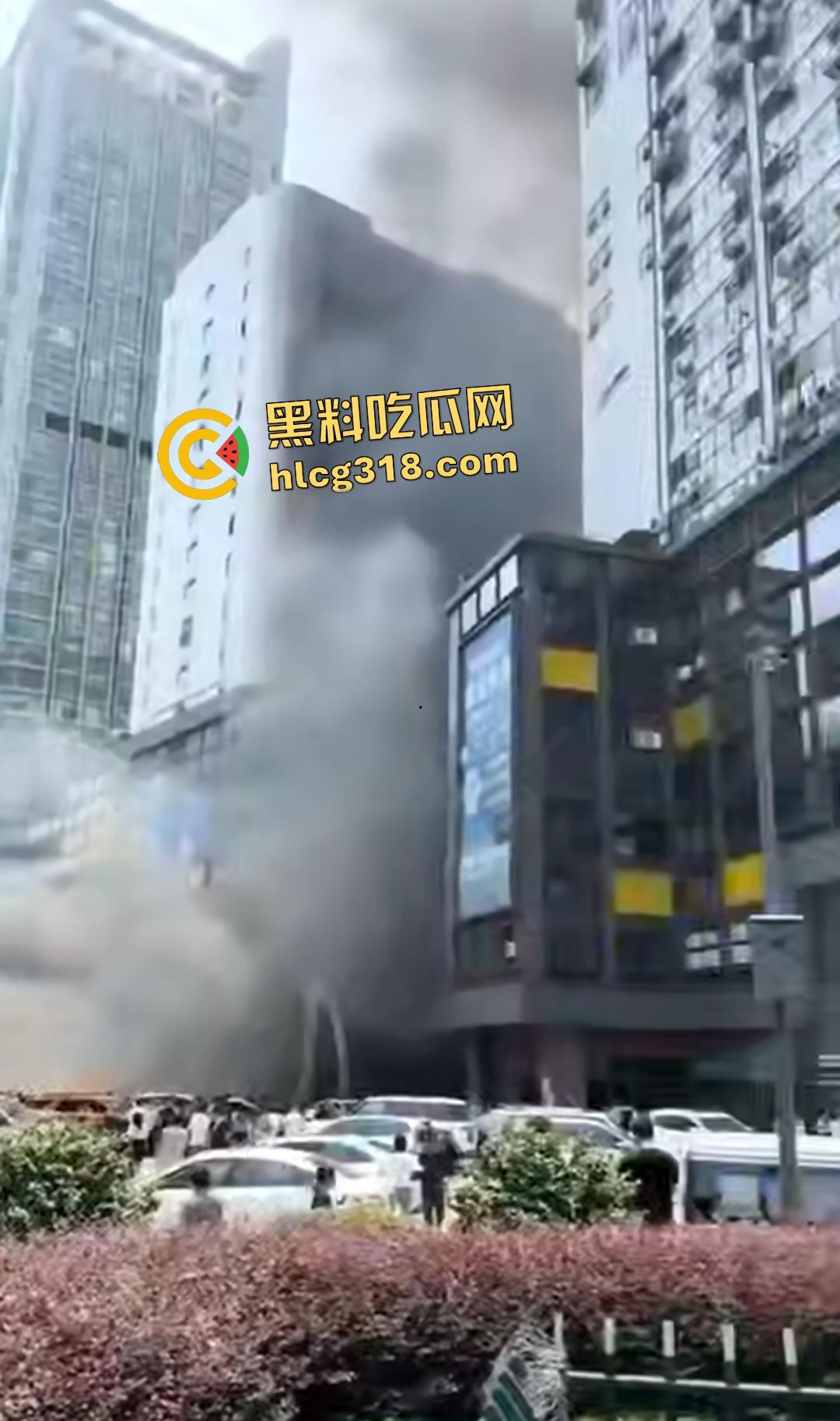 重庆九龙坡摩托车停放点炸翻天！熊孩子鞭炮炸油箱引发大火，火海吞百车！-6