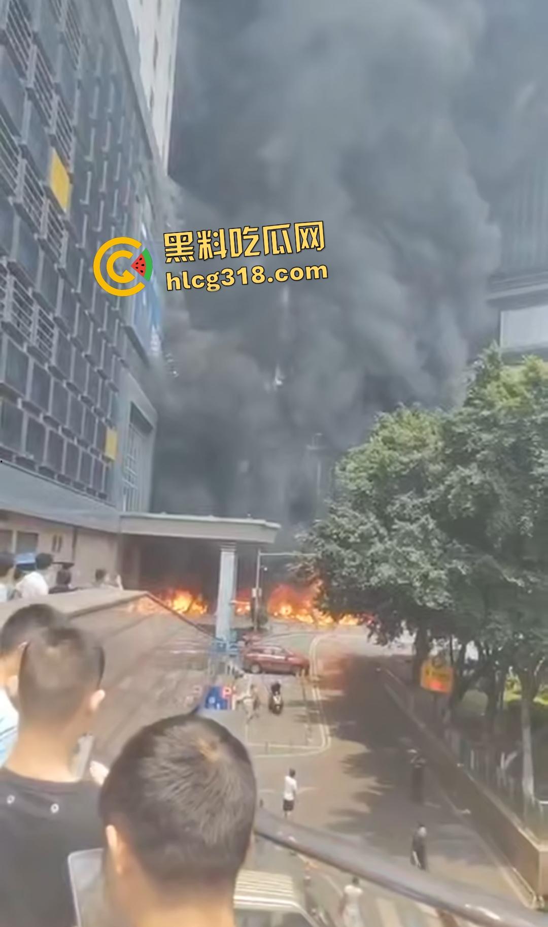 重庆九龙坡摩托车停放点炸翻天！熊孩子鞭炮炸油箱引发大火，火海吞百车！-7