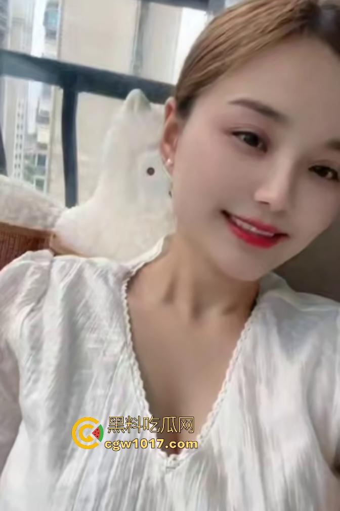 留守巨乳宝妈居家兼职，阳光下肉丝足交假屌，假鸡巴插B不敢全坐下，只因太久没做爱，兄弟们可不能让老婆守活寡啊！-1