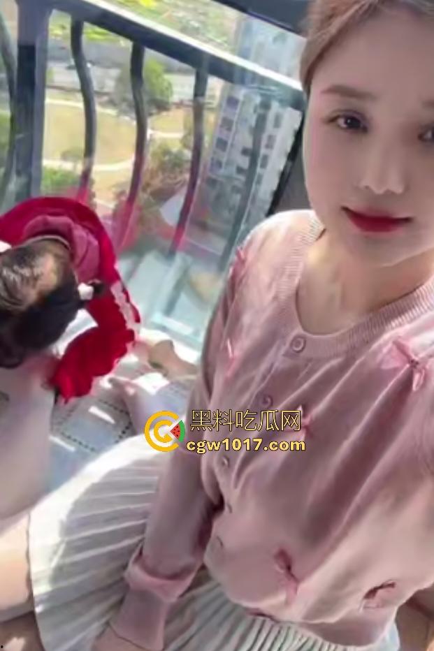 留守巨乳宝妈居家兼职，阳光下肉丝足交假屌，假鸡巴插B不敢全坐下，只因太久没做爱，兄弟们可不能让老婆守活寡啊！-2