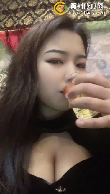 网友60块买快手小网红【茉姑娘】不雅视频被坑惨,摸奶视频一堆连逼都没见着,这婊子曝光活该!-8