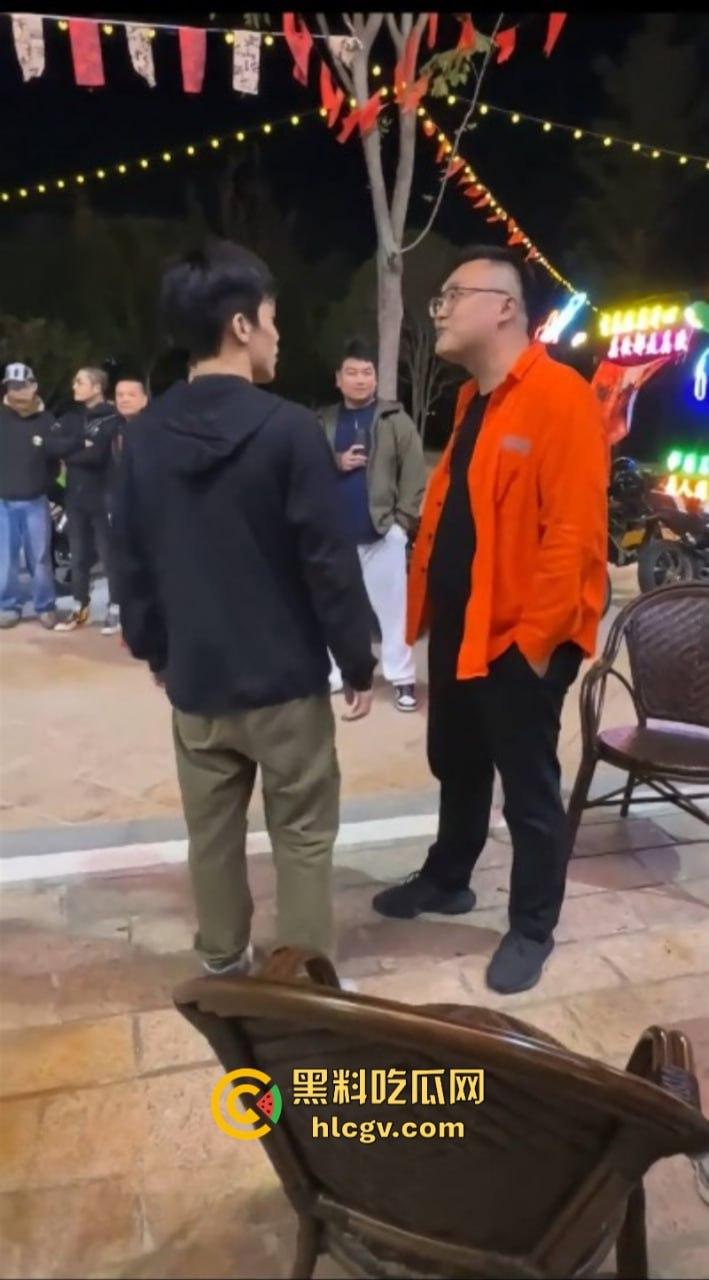 南通小伙喜提新车小米SU7约人飙车被群嘲 情绪失控冲撞机车 还砍死一个路人-18