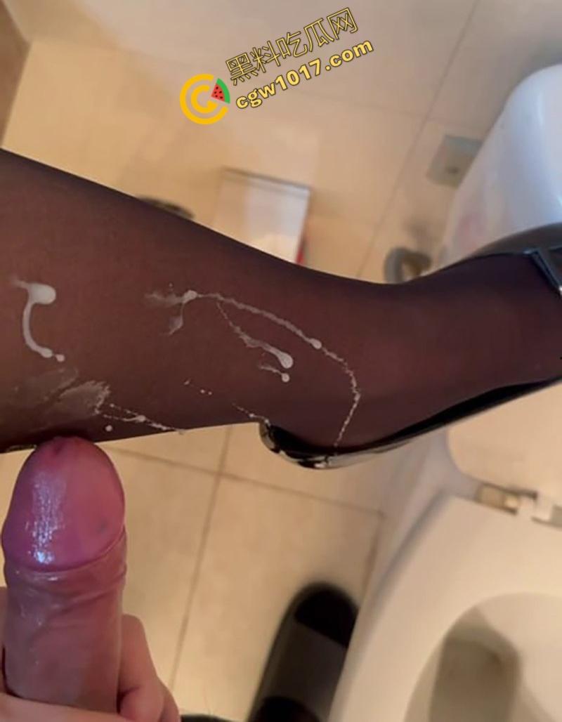 四川德阳回族少女【马佳鑫】不雅视频横扫网络！黑丝高跟风骚无比，跪舔深喉口爆吞精，高潮无限回味！-8