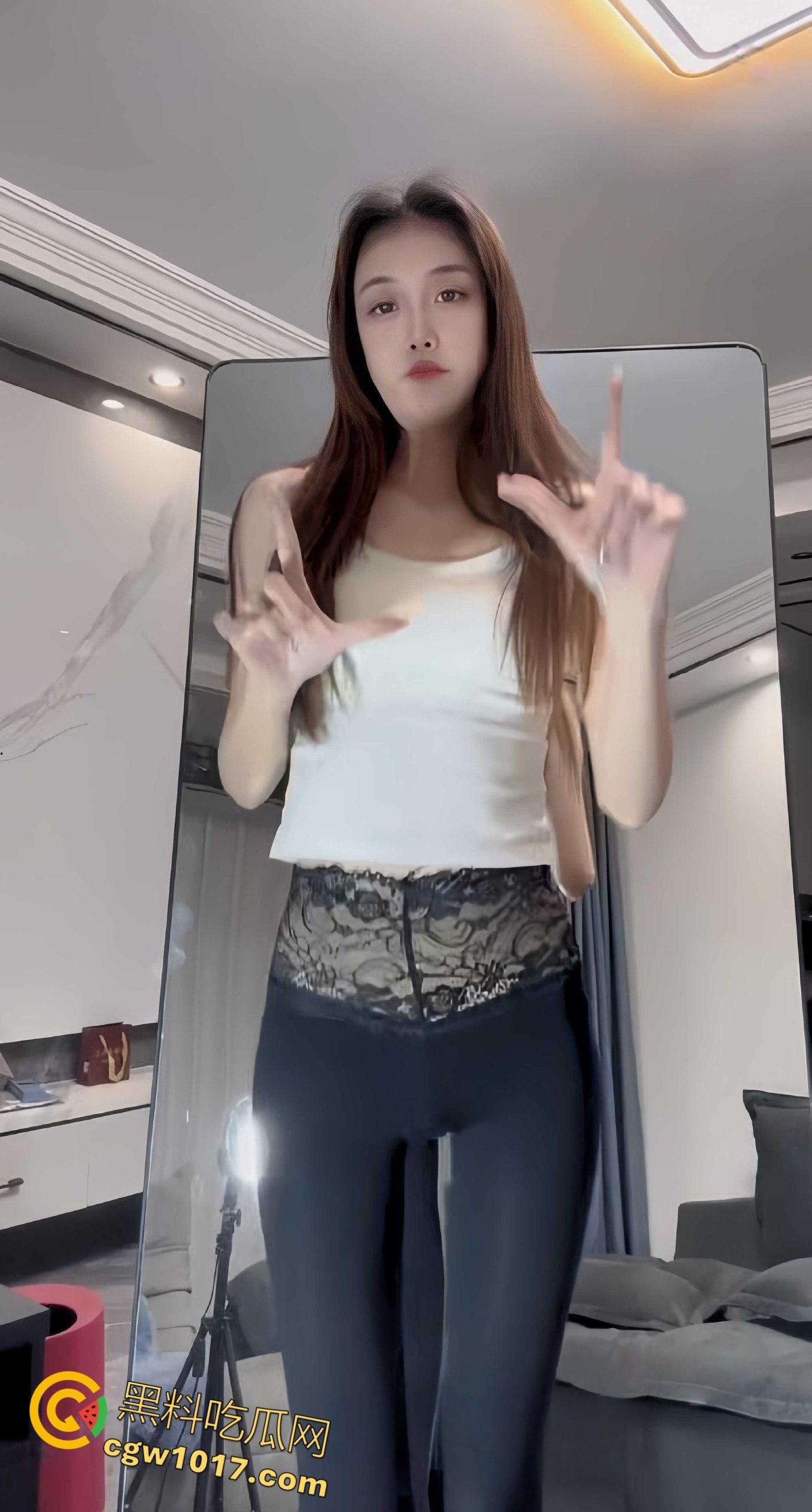 快手30万粉网红【沝苗Dr】与金主裸聊视频流出,小巧贫乳双马尾少女,粉穴嫩逼被诱惑至极!-3