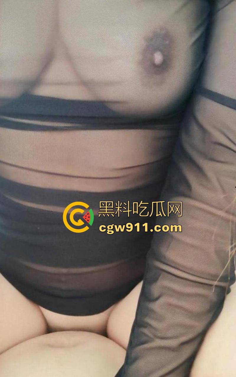 海角乱伦！哄骗发情嫂子说表姐睡觉，故意接近脱衣，大力打桩让其浪叫给表姐听，骚的一批！-3