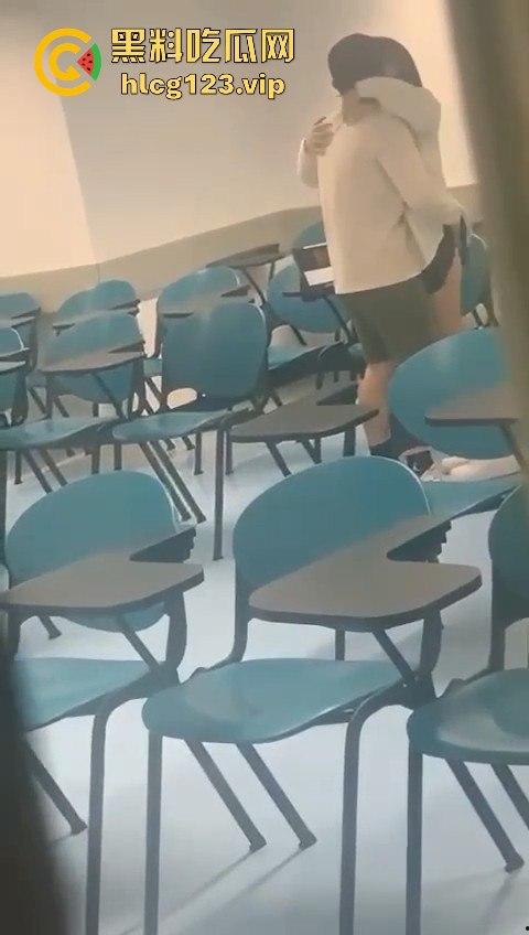 大学教室成情侣战场！小齐逼短裙抓着屁股抠逼狂摇，桌上直接真枪实干开战！-1