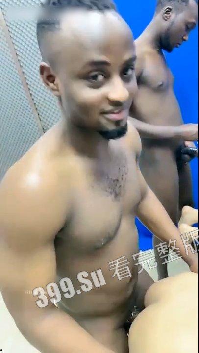 令人痛心 黄播 主播 #小西瓜黑白配 为吸引流量 找来几个黑人小哥狂干18岁小仙女 粉嫩小穴遭老罪了 给干哭了-1