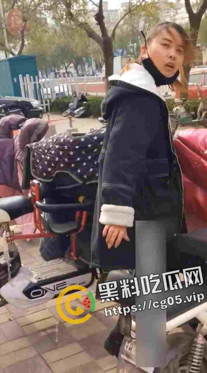 绝世老六！偷拍少妇上厕所 还要等别人出来跟别人说你的逼真黑-6