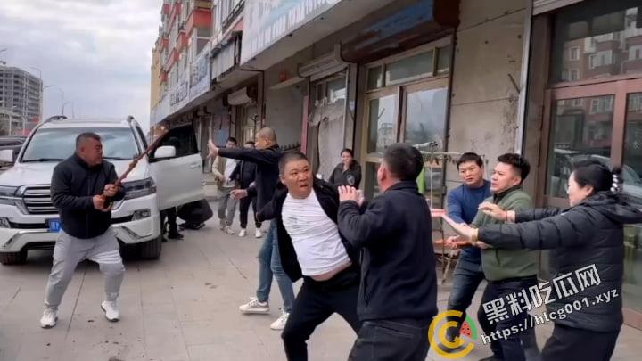 黑龙江 省绥化市发生街头群殴事件，具体原因不明，与蹲着地上工作的修车师傅很淡定是同件事哦-1