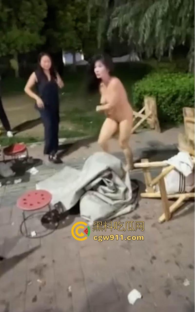 醉酒女深夜脱衣闹事视频流出，豪乳翘臀野外狂奔，小骚逼一览无遗，被路人围观录视频！-3