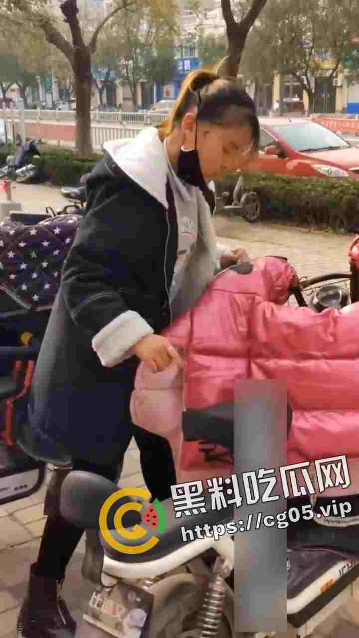 绝世老六！偷拍少妇上厕所 还要等别人出来跟别人说你的逼真黑-7