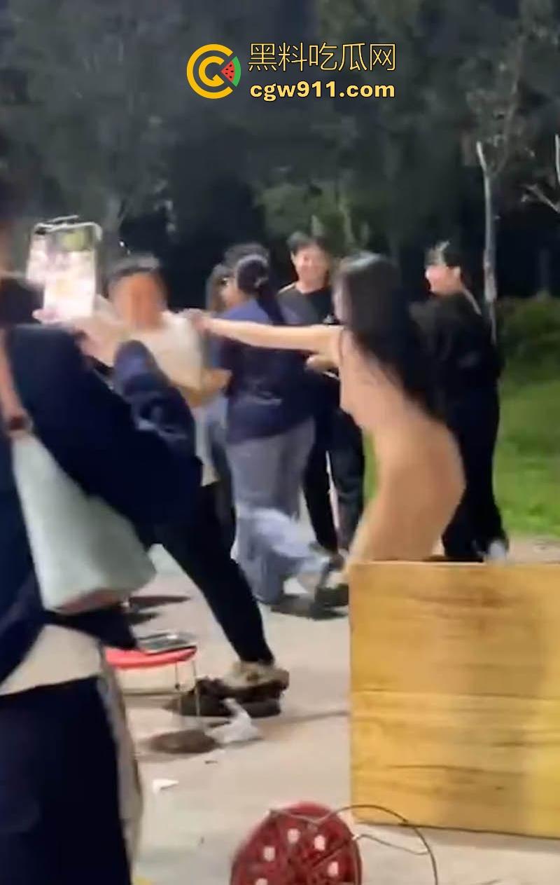 醉酒女深夜脱衣闹事视频流出，豪乳翘臀野外狂奔，小骚逼一览无遗，被路人围观录视频！-6