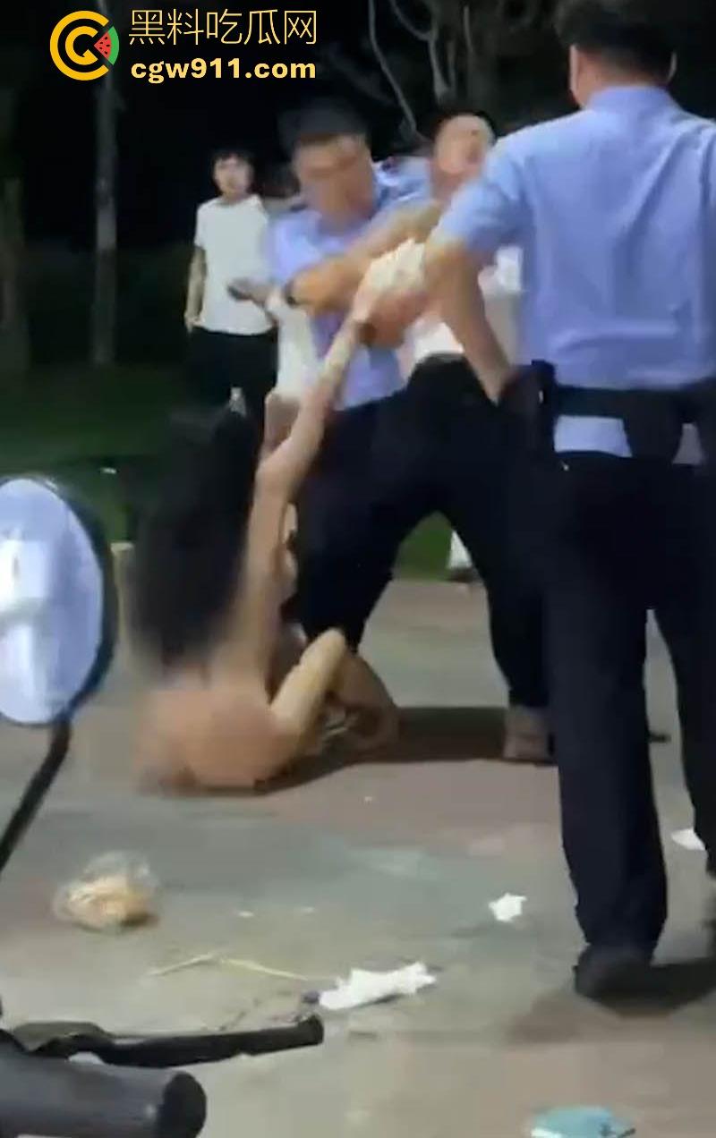 醉酒女深夜脱衣闹事视频流出，豪乳翘臀野外狂奔，小骚逼一览无遗，被路人围观录视频！-7