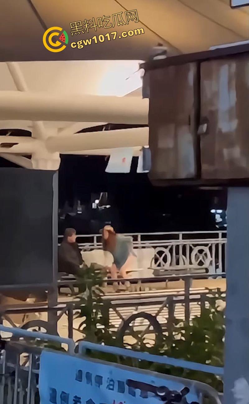 香港长洲码头六旬老人上演活春宫,宝刀未老船上动作猛烈,脱裤狂干不怕围观,老干部就是老干部丝毫不慌!-2
