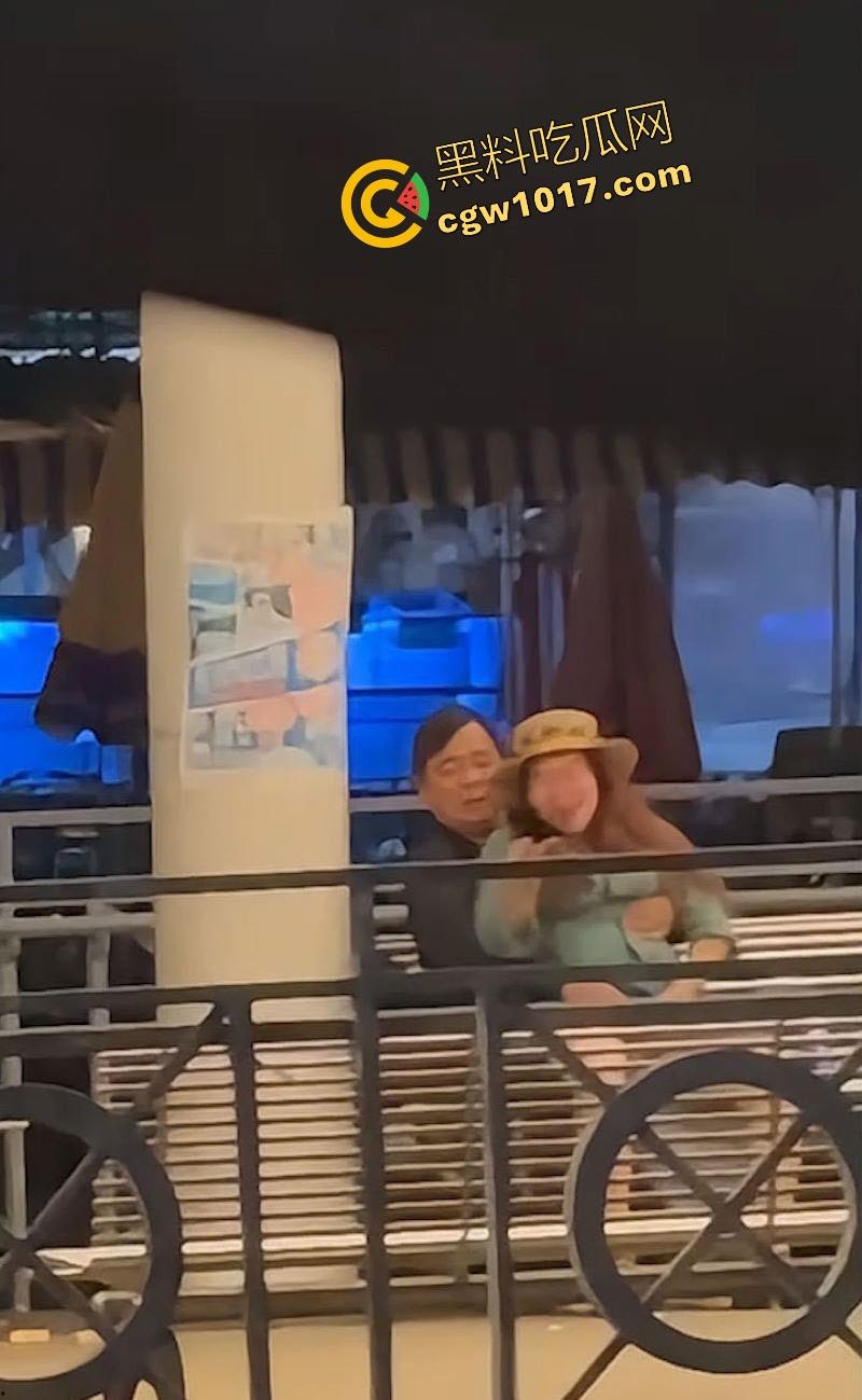 香港长洲码头六旬老人上演活春宫,宝刀未老船上动作猛烈,脱裤狂干不怕围观,老干部就是老干部丝毫不慌!-3