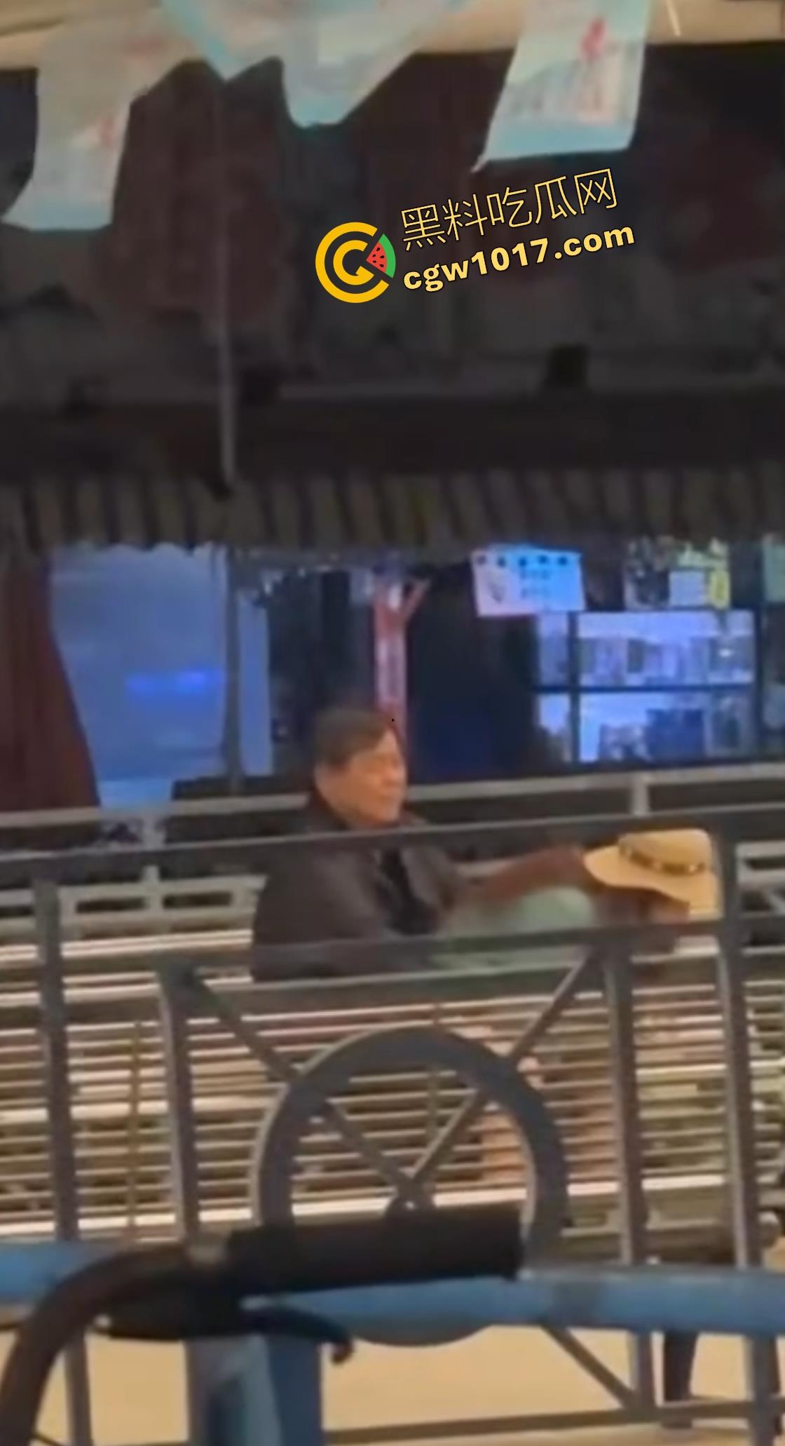 香港长洲码头六旬老人上演活春宫,宝刀未老船上动作猛烈,脱裤狂干不怕围观,老干部就是老干部丝毫不慌!-7