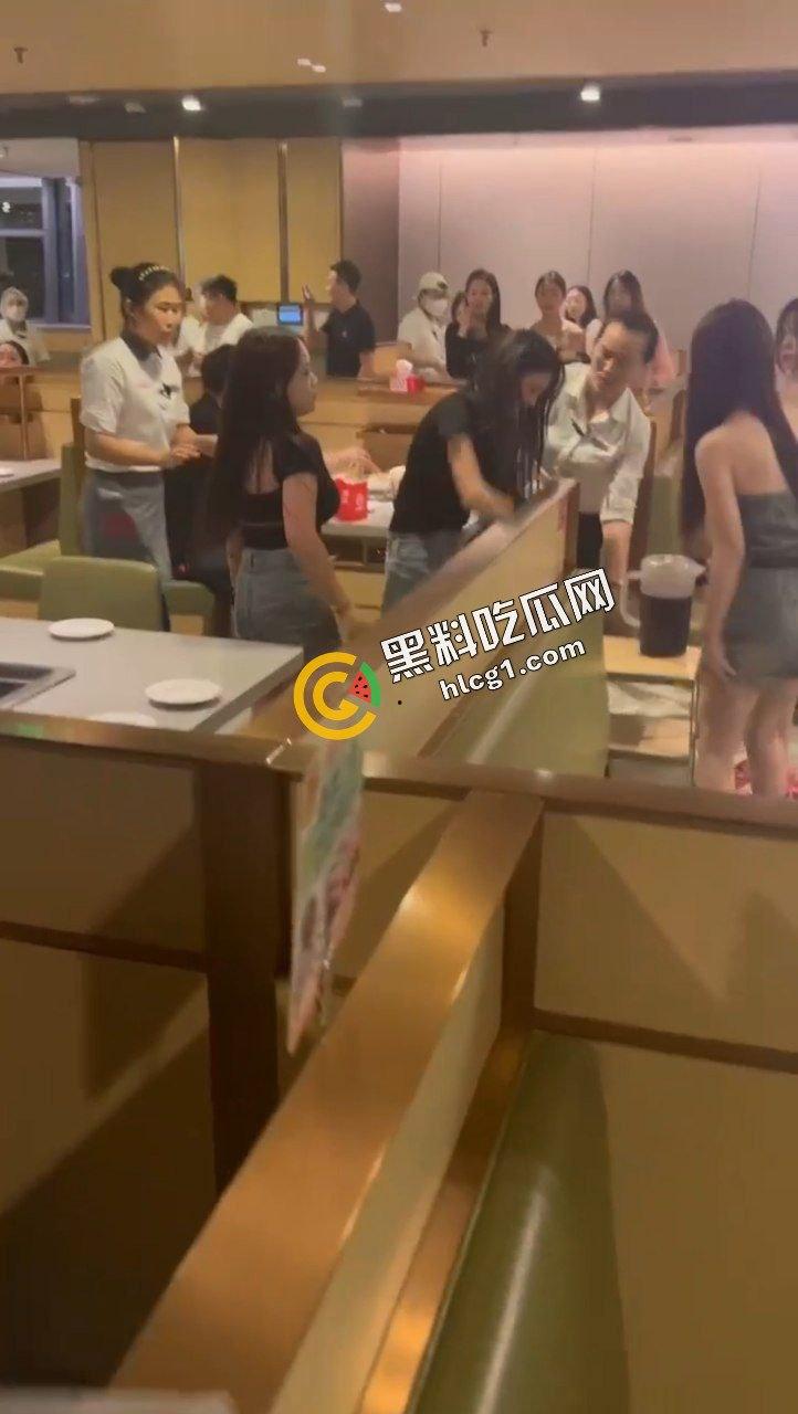 重庆海底捞女人打架原视频！什么长腿飞踢 奶子砸脸 能不能让我也加入战斗-1