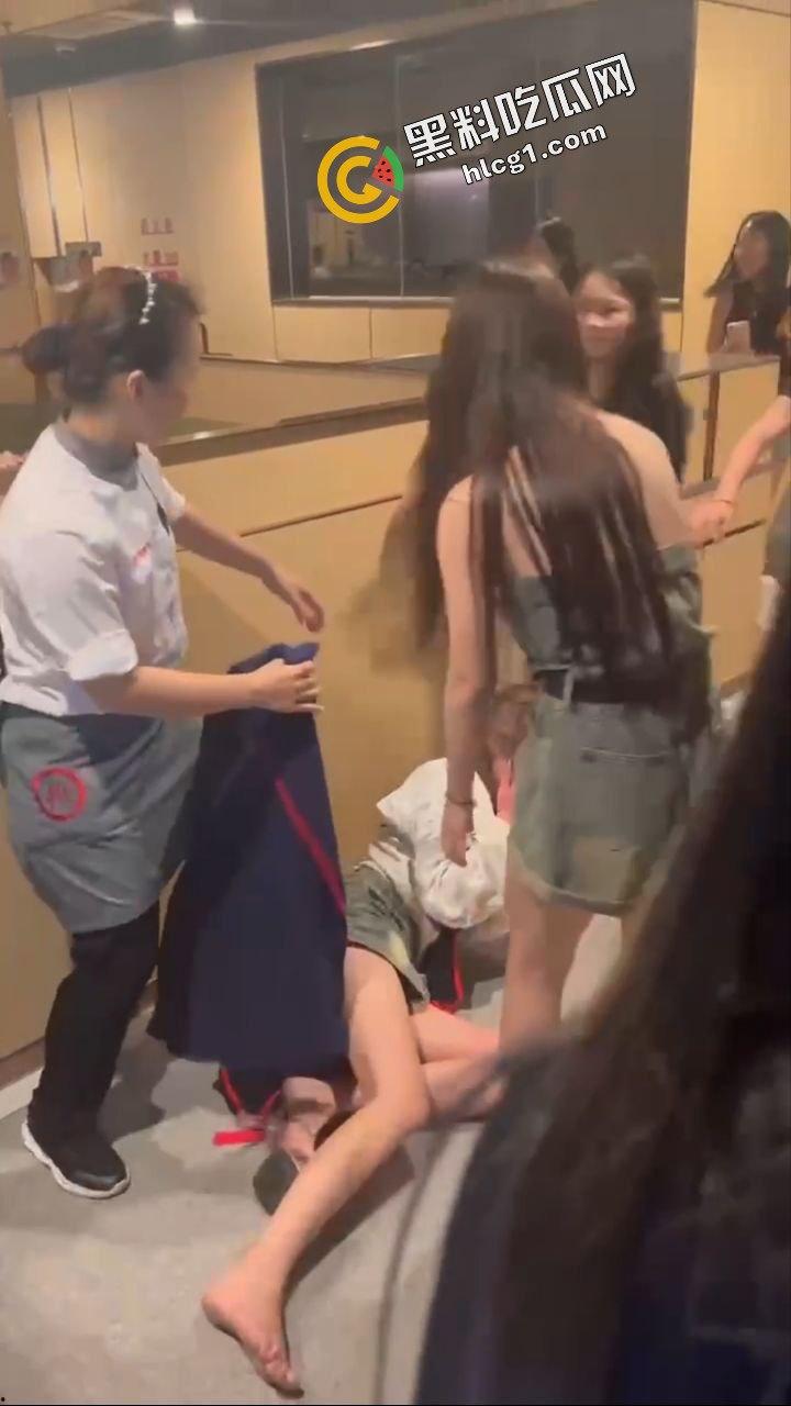 重庆海底捞女人打架原视频！什么长腿飞踢 奶子砸脸 能不能让我也加入战斗-4