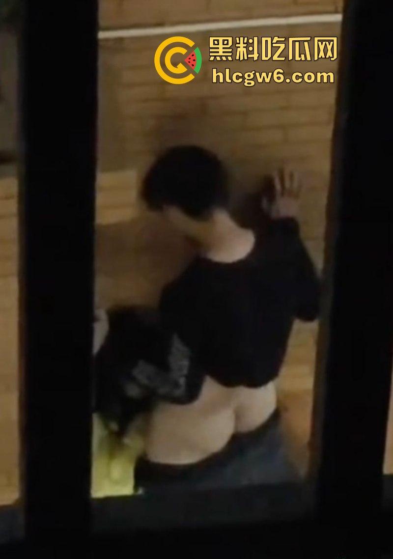 广西建设职业技术学院情侣无人角落野战泄欲被拍 掐脖耳光强制口爆 这妹子是个M吧？-2