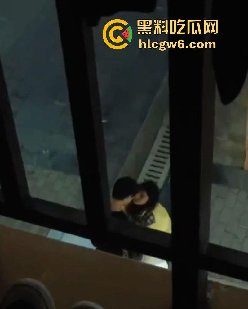 广西建设职业技术学院情侣无人角落野战泄欲被拍 掐脖耳光强制口爆 这妹子是个M吧？-3