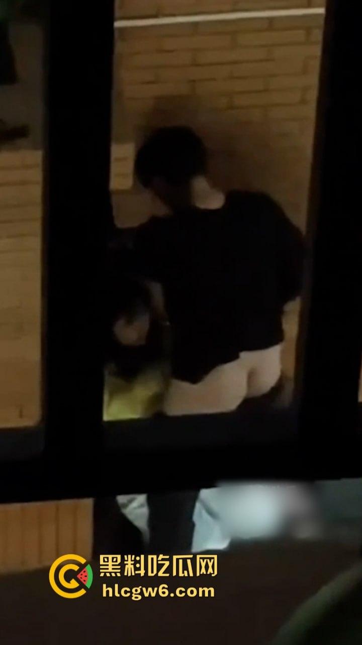 广西建设职业技术学院情侣无人角落野战泄欲被拍 掐脖耳光强制口爆 这妹子是个M吧？-4