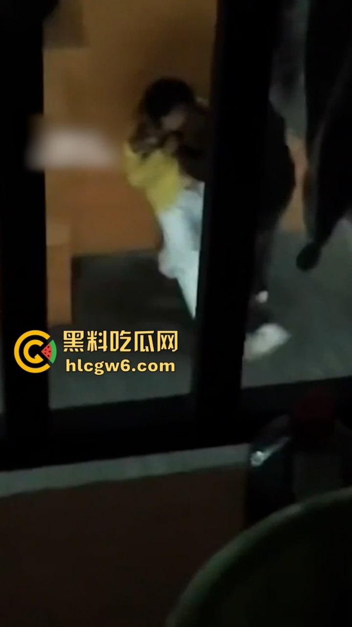 广西建设职业技术学院情侣无人角落野战泄欲被拍 掐脖耳光强制口爆 这妹子是个M吧？-6