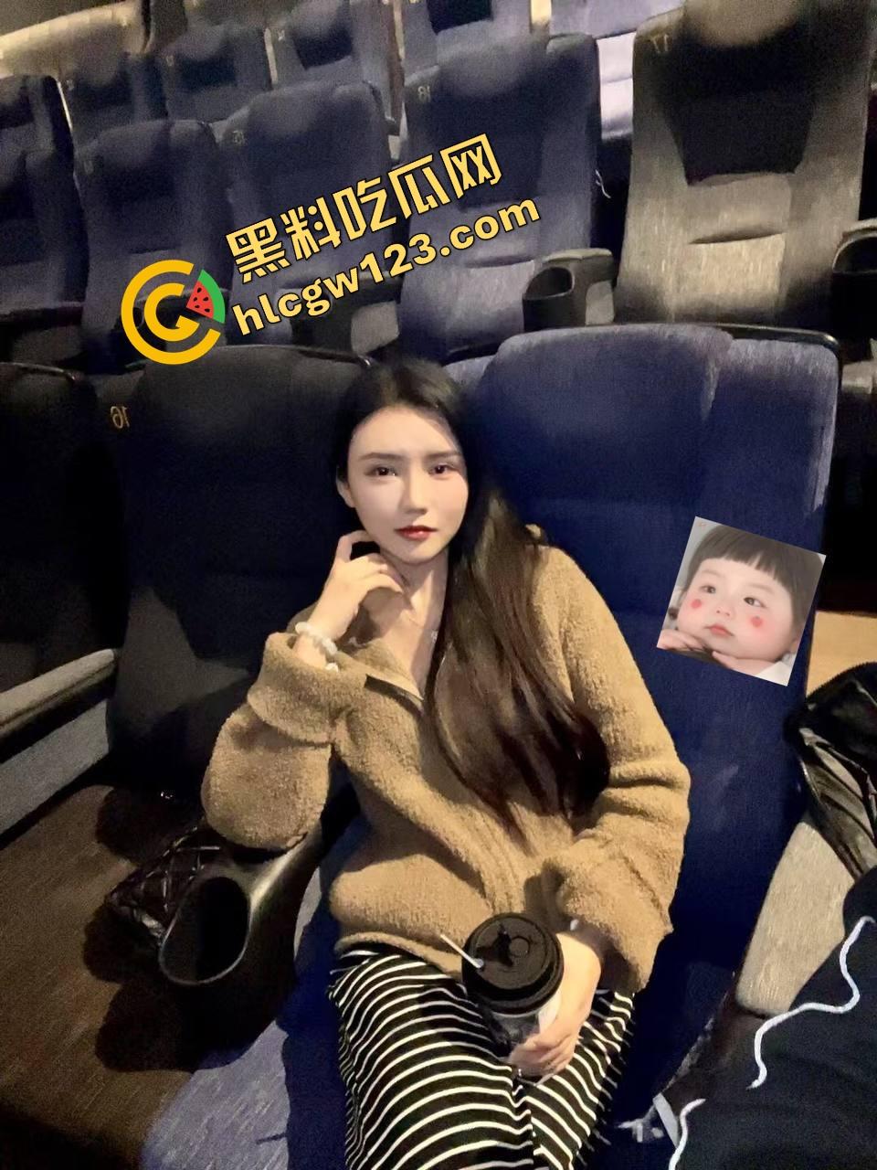 瓜友爆操南昌牛仔裤女神『赵娜』极品身材太逆天，直接剪开裤裆后入开干，理工男出手太狠太野了！-1