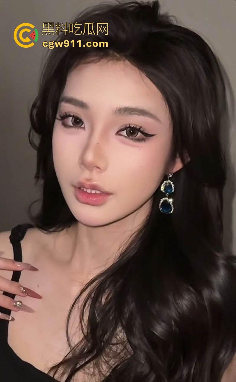 长沙LV极品销售【秦璐伊】高颜值极品身材，搭配紧身吊带裙配黑色小白袜，C杯美乳挺翘，被金主镜子前猛操后入！-2