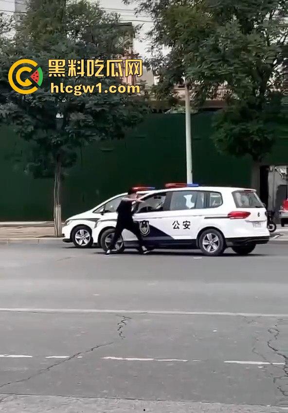 牛逼疯子硬扛警察！揭阳男子街头发疯，刀棍齐上，马路中间单挑五名公安！-7