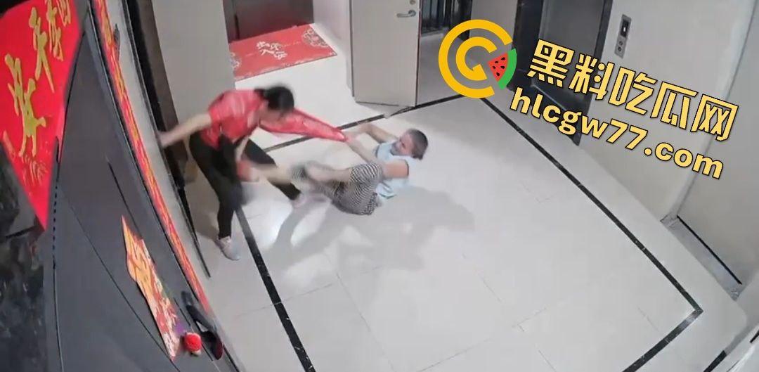 青岛阳光水岸疯老太夜袭邻居,老人被揍成猪头,监控曝变态暴行!-2